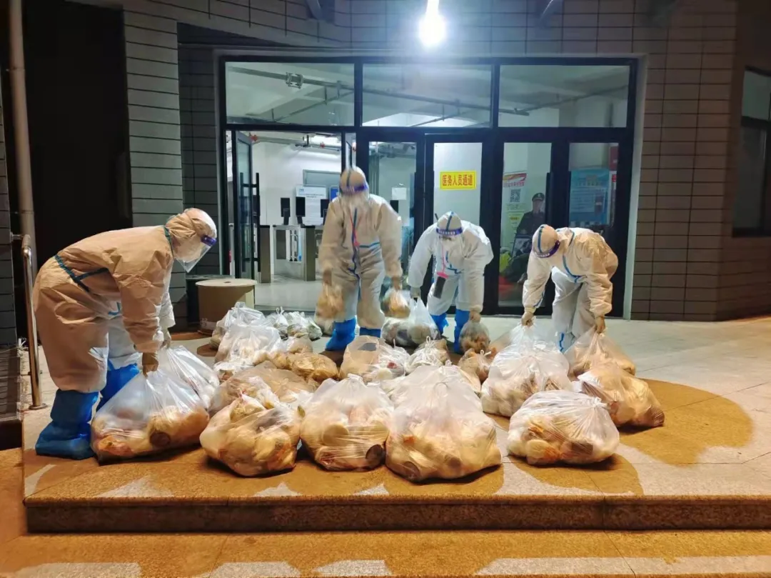 被“嫌弃”送餐太多，隔离点的法院小姐姐这样回复……