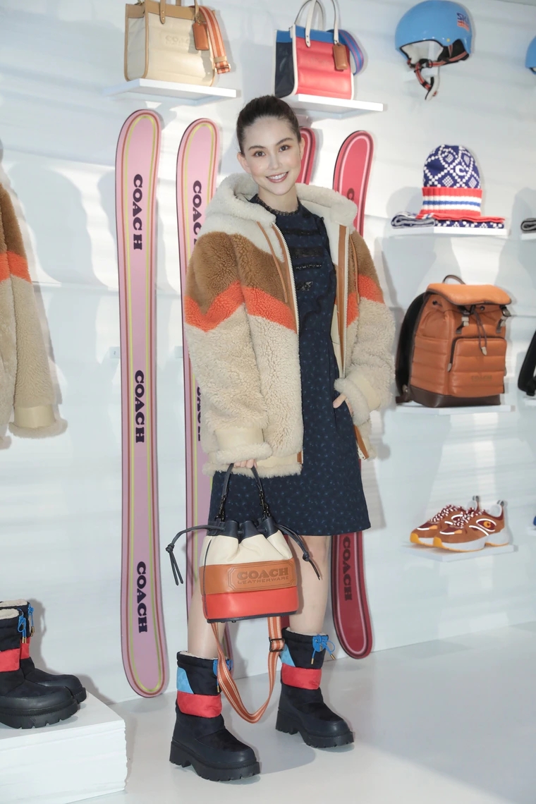 周杰伦晒昆凌孕照官宣第三胎喜讯，去年11月昆凌曾因孕期不适晕倒