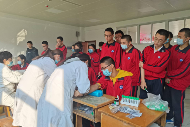 高考体检时学生需全部脱光？高三学生被吓坏，医生：我也不想看