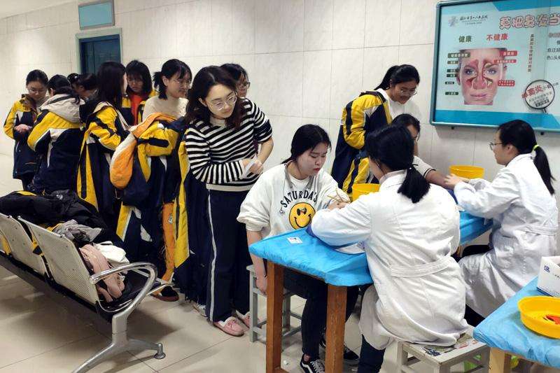 4月下旬的“高考体检”,全身要“一丝不挂”?学生表示很难配合