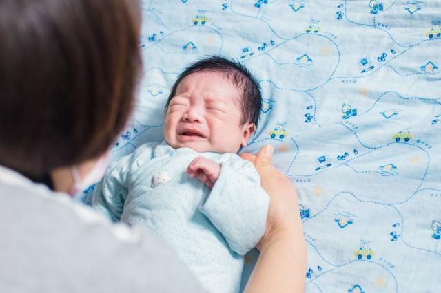 婴儿吐口水泡泡是怎么回事（小宝宝吐泡泡是预示要下雨）