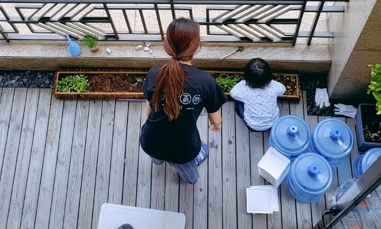 蔡少芬父亲节晒老公儿女合照，大赞张晋是有承担有爱的好父亲