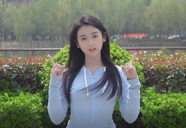 河南一美女校花火了，清纯可爱美丽动人，网友：是初恋的感觉