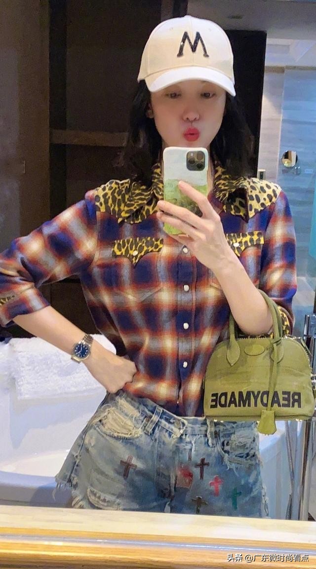 娱乐明星宋佳玩自拍，嘟嘟嘴不少见，少见的是戴浴帽