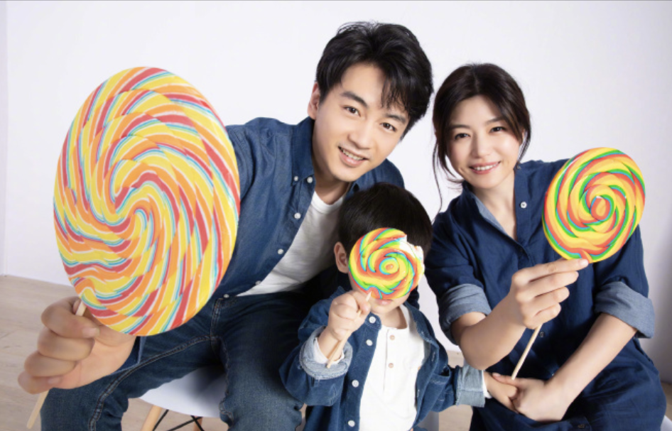 陈妍希晒全家福为儿子庆生，被赞与陈晓有夫妻相，星星英文名曝光