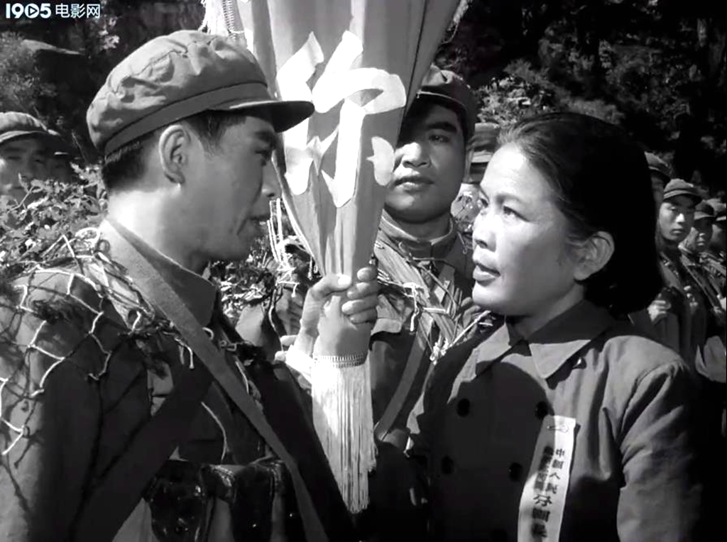 她是《打击侵略者》慰问团梅团长，丁大勇母亲，为啥难见演员消息