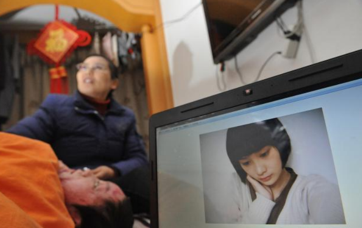 10年前，为了爱情不择手段的官二代，当街泼汽油报复16岁少女周岩