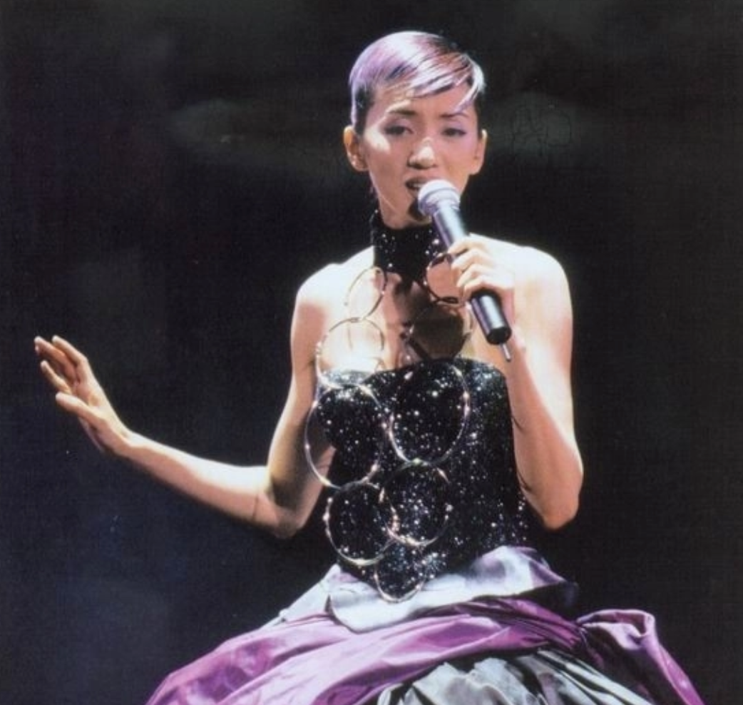 梅艳芳逝世18周年，袁咏仪深夜晒照问候，连续第11年悼念梅姐