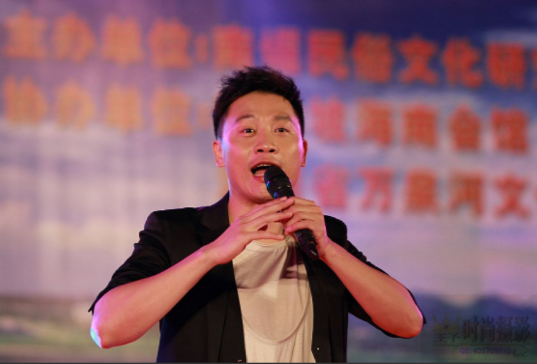 著名歌唱家王丽达的丈夫汤子星：乐做“妻管严”，妇唱夫随很幸福