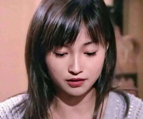 街头卖艺、卑微求职、卖货求生，这5位过气女星如今有多窘？