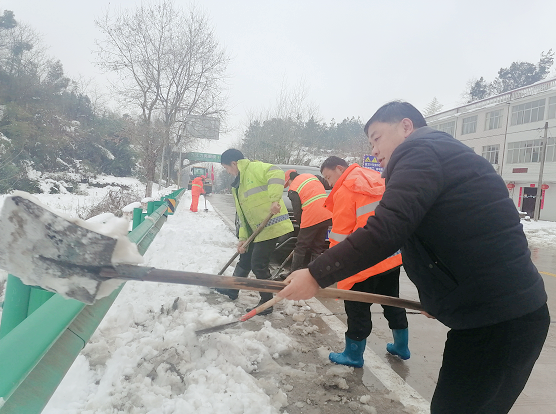 湖北武穴公路局：闻“雪”而动齐上阵，浴“雪”奋战保畅通