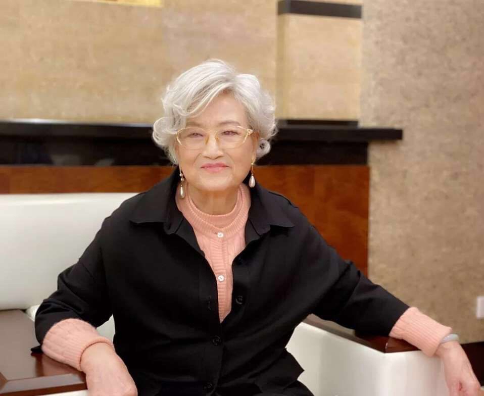 94岁“林妹妹”优雅老去，一头银发配一身唐装，气质依然优雅高贵