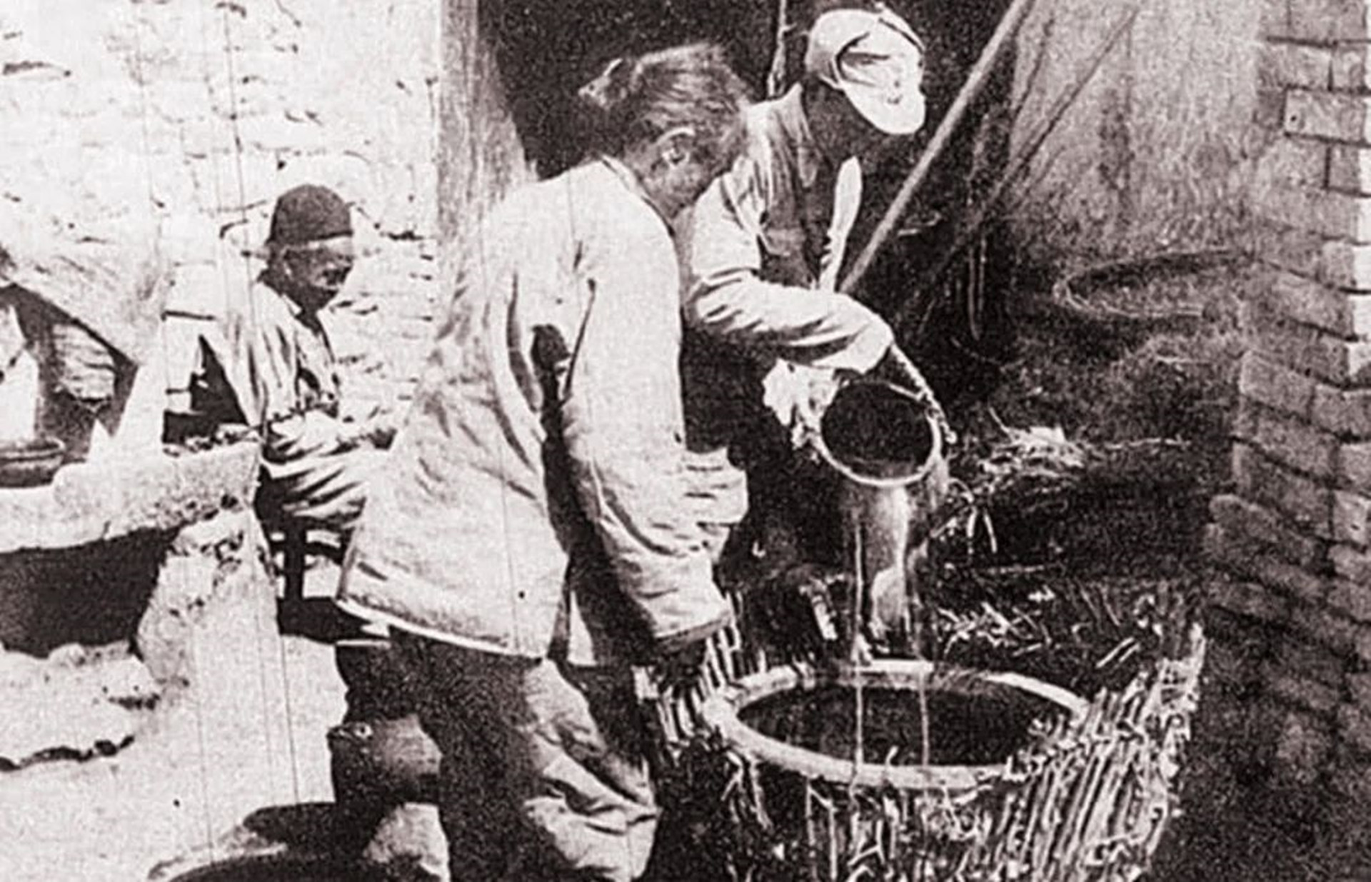 1950年杨得志回家探亲，姐姐拿着照片说：这要让坏人看见就死定了
