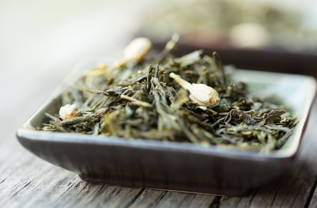 家里的茶叶过期了，应该继续喝还是扔掉？原来很多人都没想对