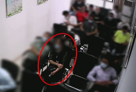 南京20岁女孩报警却被抓(女子人在家中，违法行为却遍布珠海广州深圳！去报警)