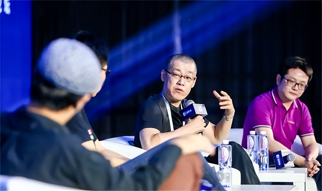 从教师到富豪，他靠10万枚比特币套现135亿后，却说比特币是骗局