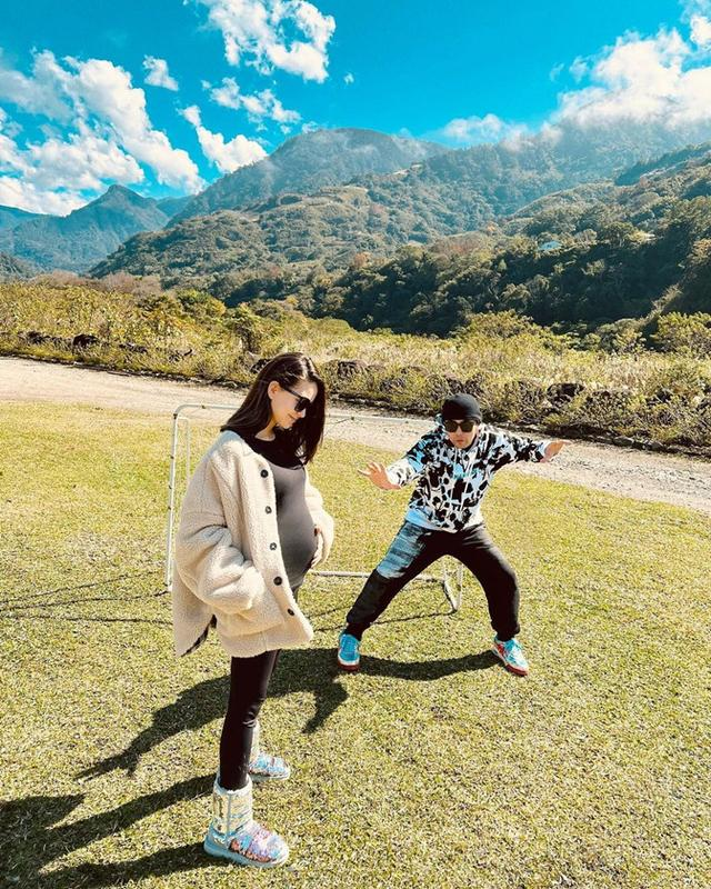 昆凌怀三胎后首次公开露面，全身照曝光身材变富态，5月孕肚抢镜