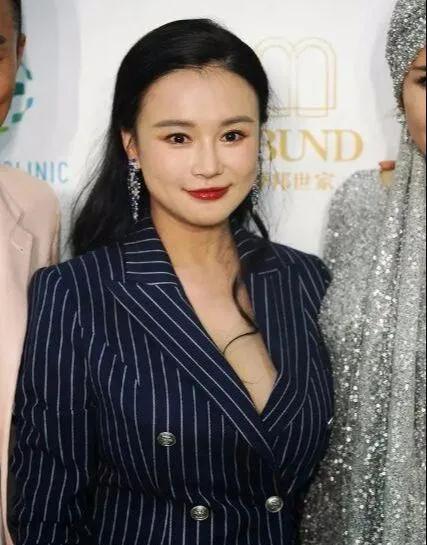 拳王妻子冉莹颖