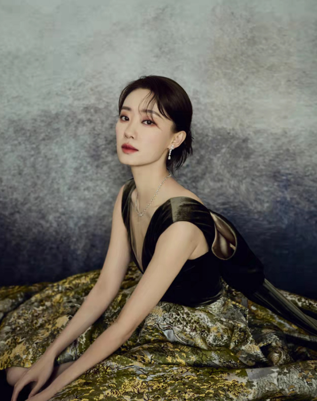 中国风就是最牛的！张小斐穿云锦高定靠文化底蕴美过倪妮，成赢家