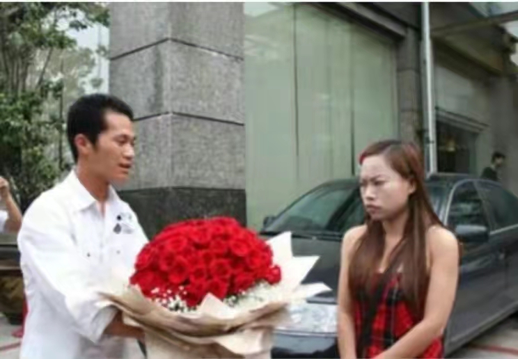 跟踪狂、翻垃圾、闻口罩、跟人形立板结婚…病态式追星该治治了