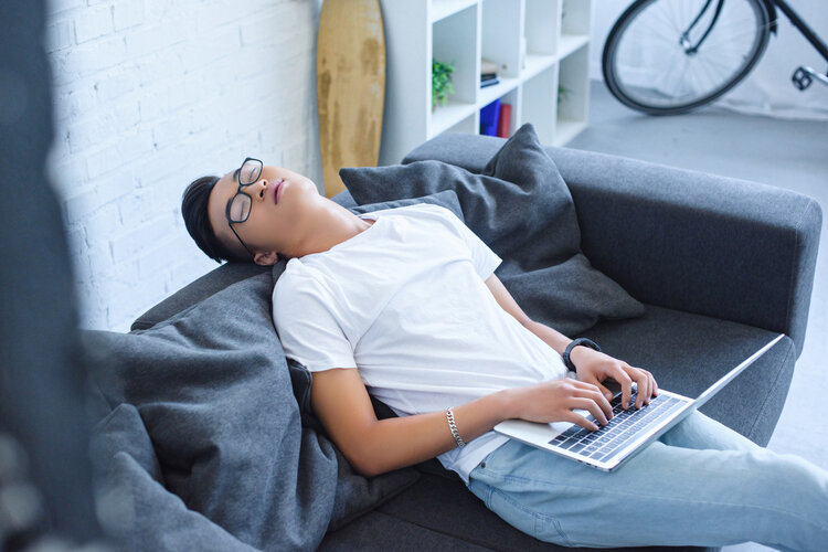 睡眠不足，过度疲劳损伤大脑，身体发出这5个症状，抓紧时间睡觉