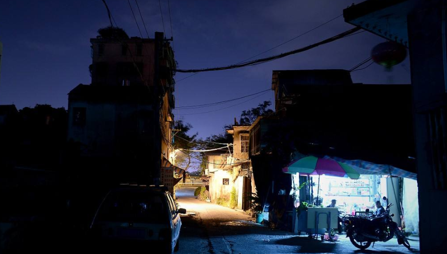 2005年,吉林山村尴尬事,村民深夜睡觉总尿床,老人:真丢人怎么见人