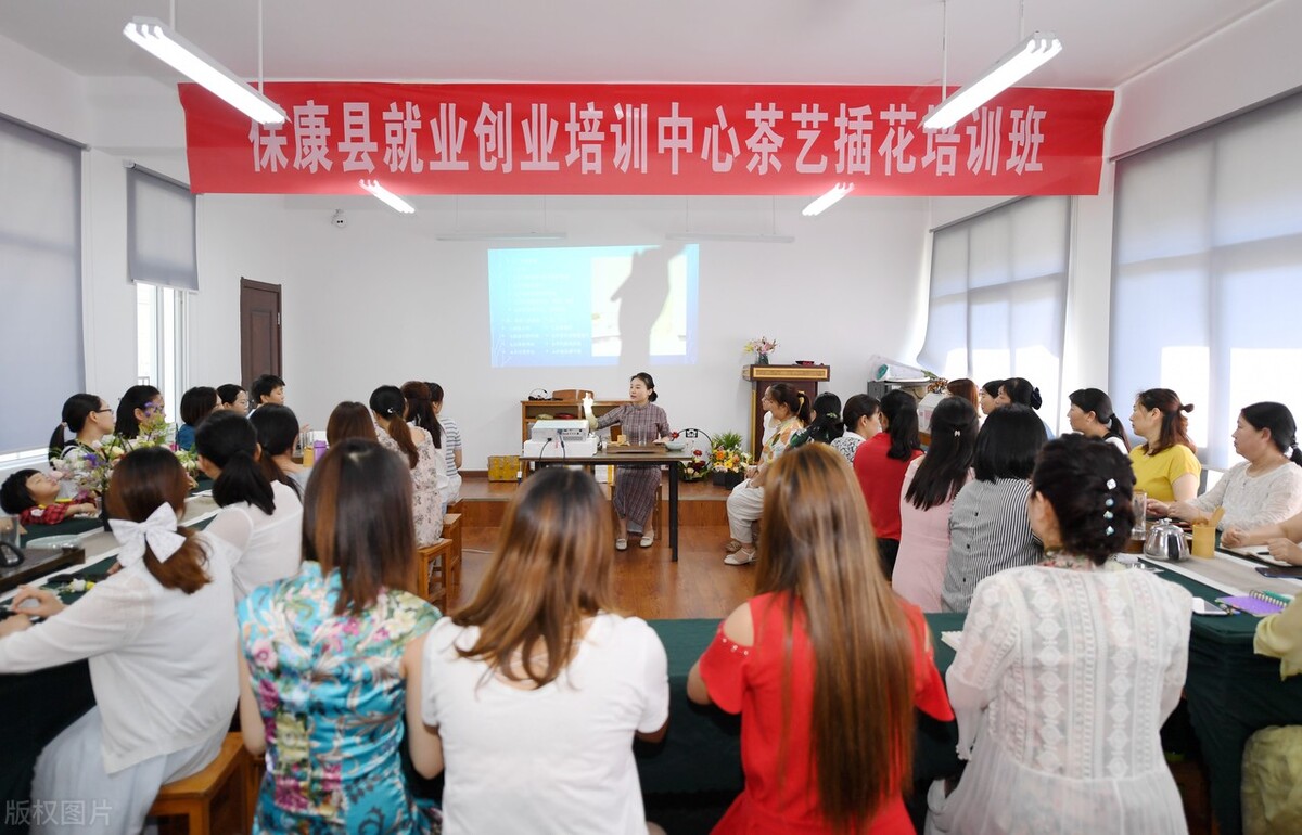 老师收入还不如保姆？15年收入翻8倍的月嫂，到底凭什么？