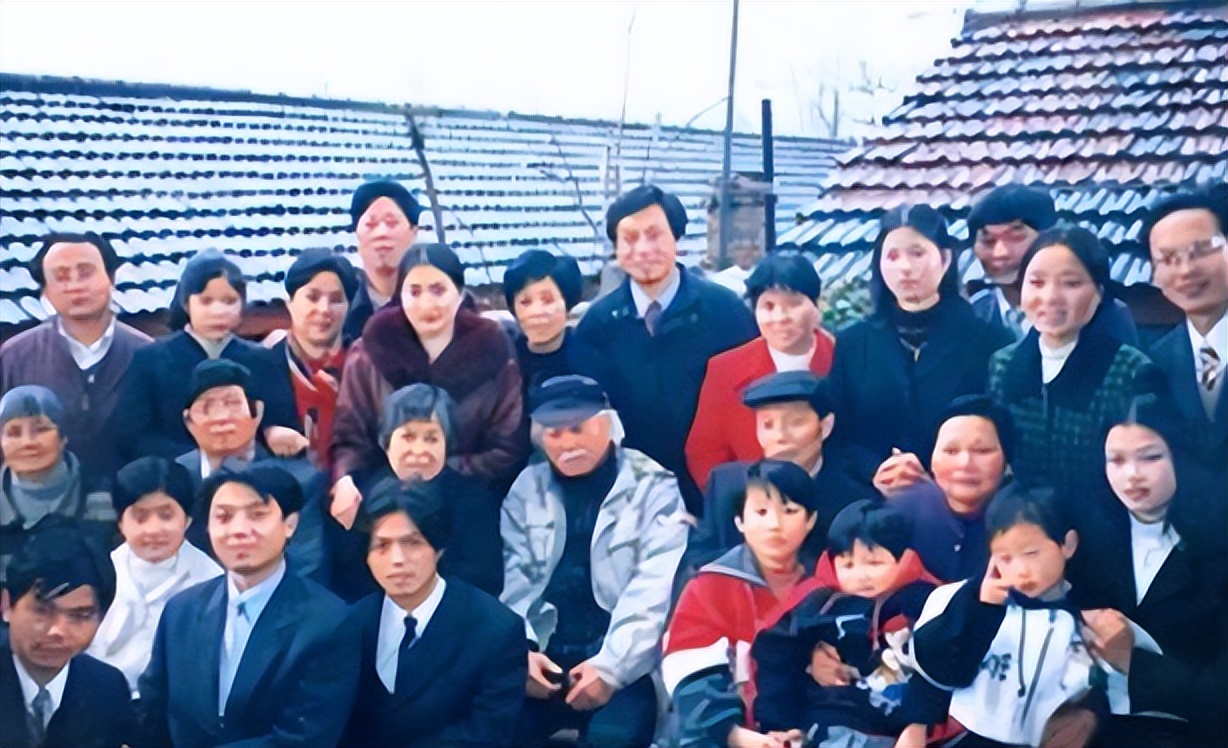 2007年成龙和亲哥安徽相认，对方一贫如洗，他有没有帮帮哥哥们