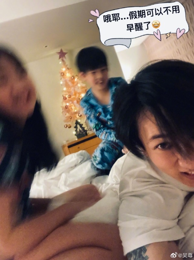 吴尊晒照庆儿女放寒假，获女儿投喂满脸幸福，NeiNei越长越像妈妈