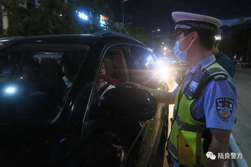 【百日行动 一线传真】陆良县公安局交警大队开展夜查专项行动 筑牢交通安全防线