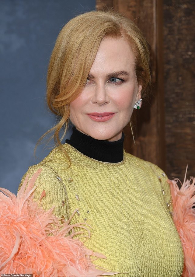 55岁妮可·基德曼面颊凹陷，穿贴身衣胸骨醒目，“瘦成席琳·迪翁”