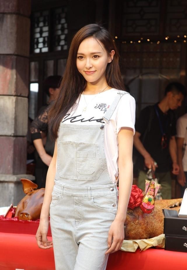 唐嫣生完孩子还这么瘦，背带裙配T恤好清新，看着好像学生妹