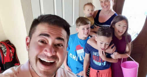 真实故事:美国34岁男子怀孕生女,和2个妻子生下3个孩子,现况如何