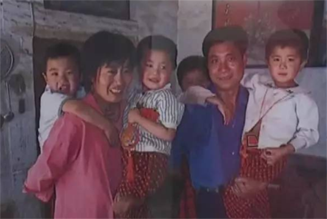 2017年农村四胞胎姐妹花同时考上大学，父母给她们一人买一部手机