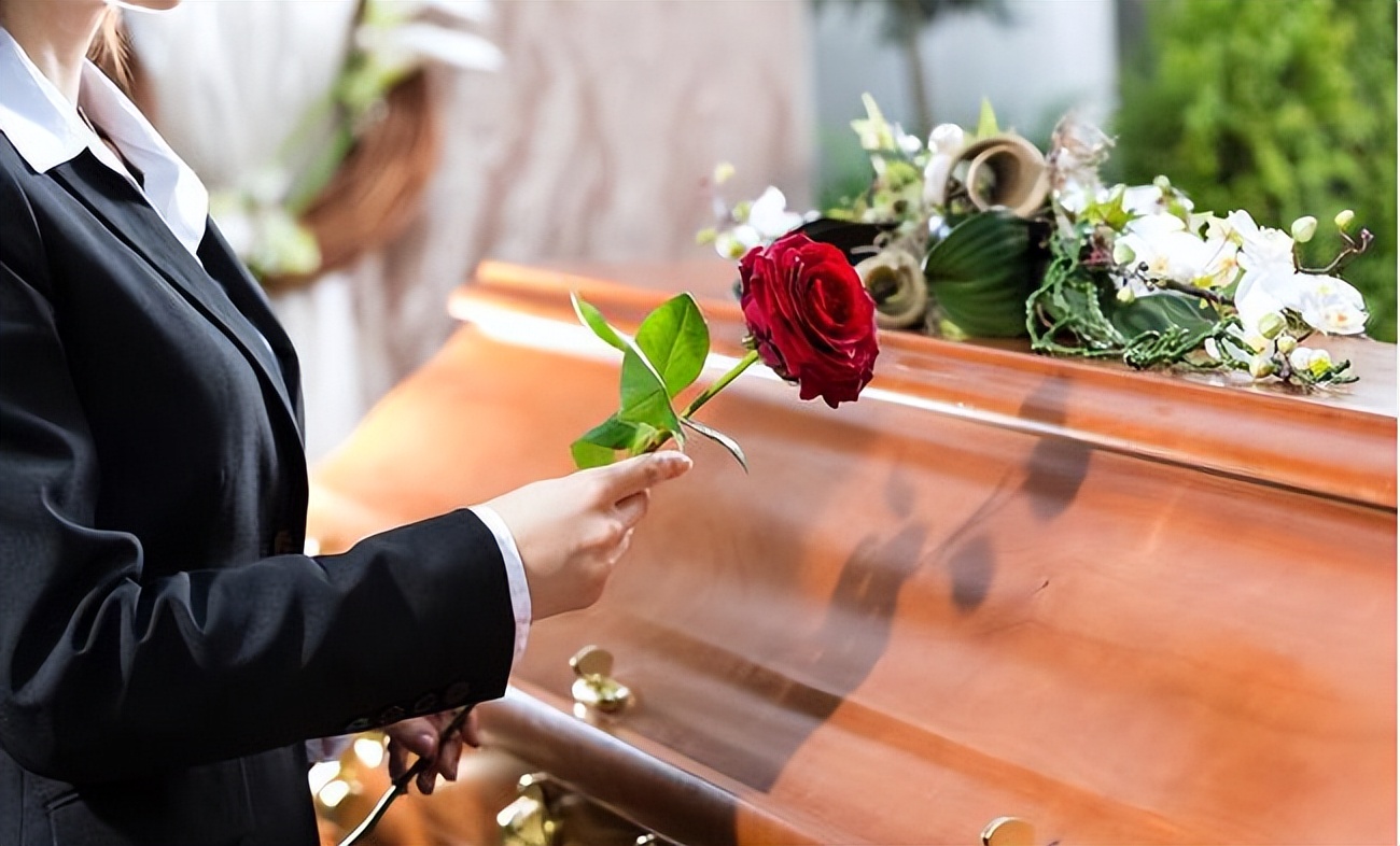 殡葬专业是香饽饽，白班一天800还日结？过来人：想想算了别当真