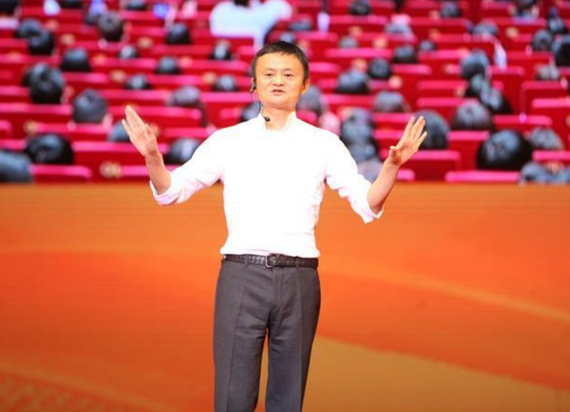 2017年，与马云对话的越南大学校花吴庆玲，如今已毕业考虑从商