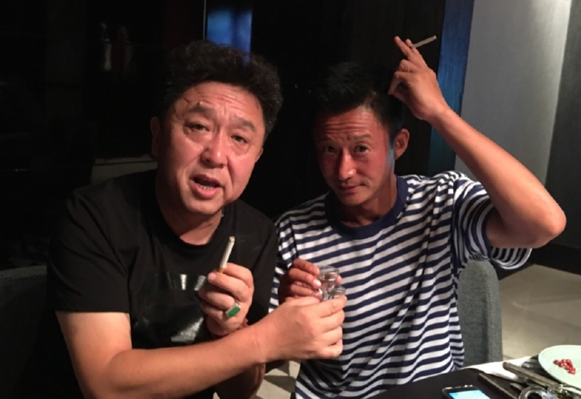 演艺圈5对“莫逆之交”，互当“损友”19年，拍结婚照也带在身边