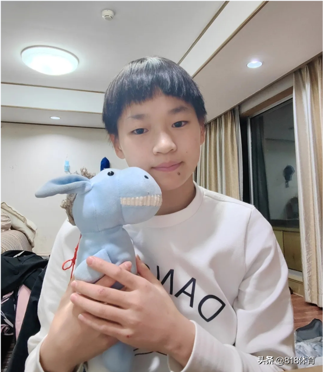 心疼！全红婵趴床上接受队医康复治疗，按摩按到痛处抱头一声不吭