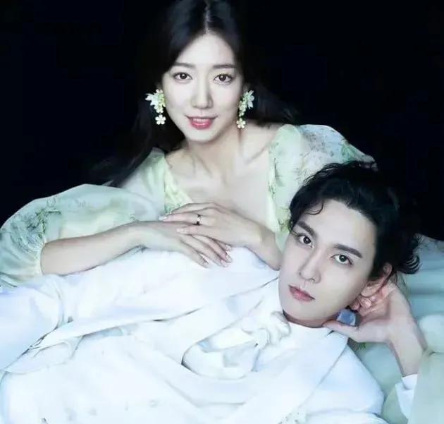 #今日头条热搜点#韩国女演员朴信惠在与演员崔泰俊结婚后早生