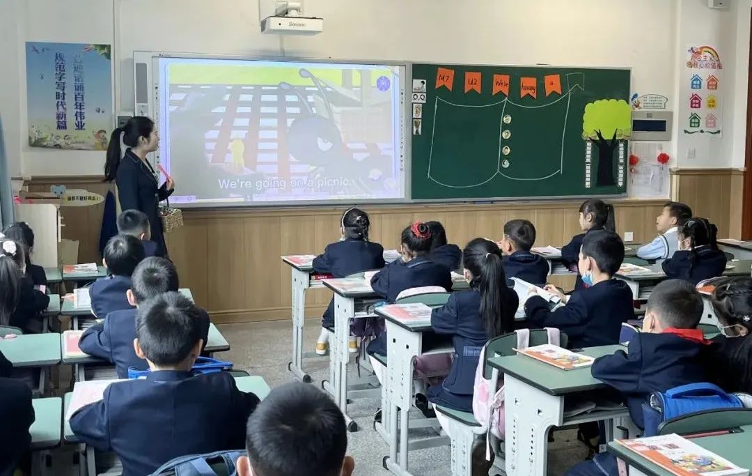 双流区英语教研员尚梅林莅临双实外指导二年级英语区级公开课