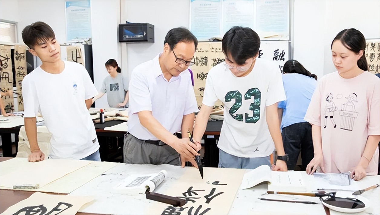 公务员调整薪资后，教师们的收入也会受到牵连？教师：会降薪吗？