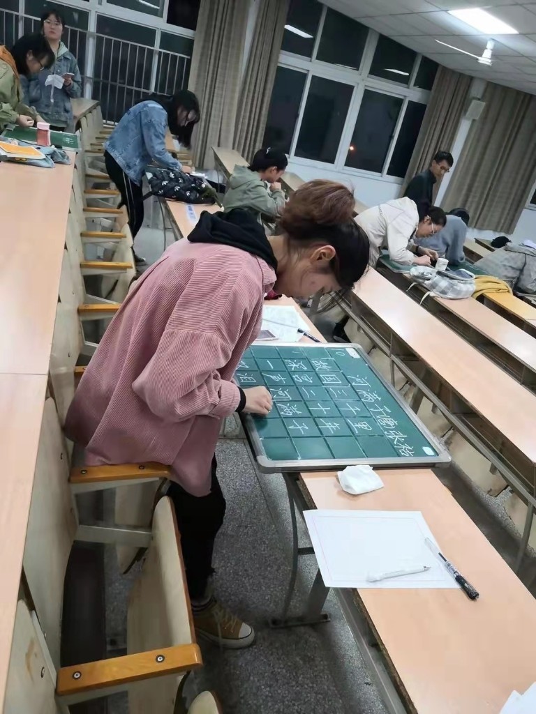 大学期末考试考什么（写论文）