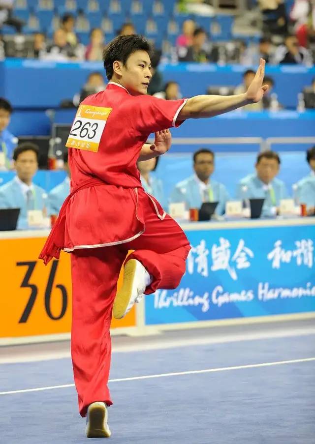 红得快，沉得也快，这9位“风光不再”的男星，如今有人露了原形