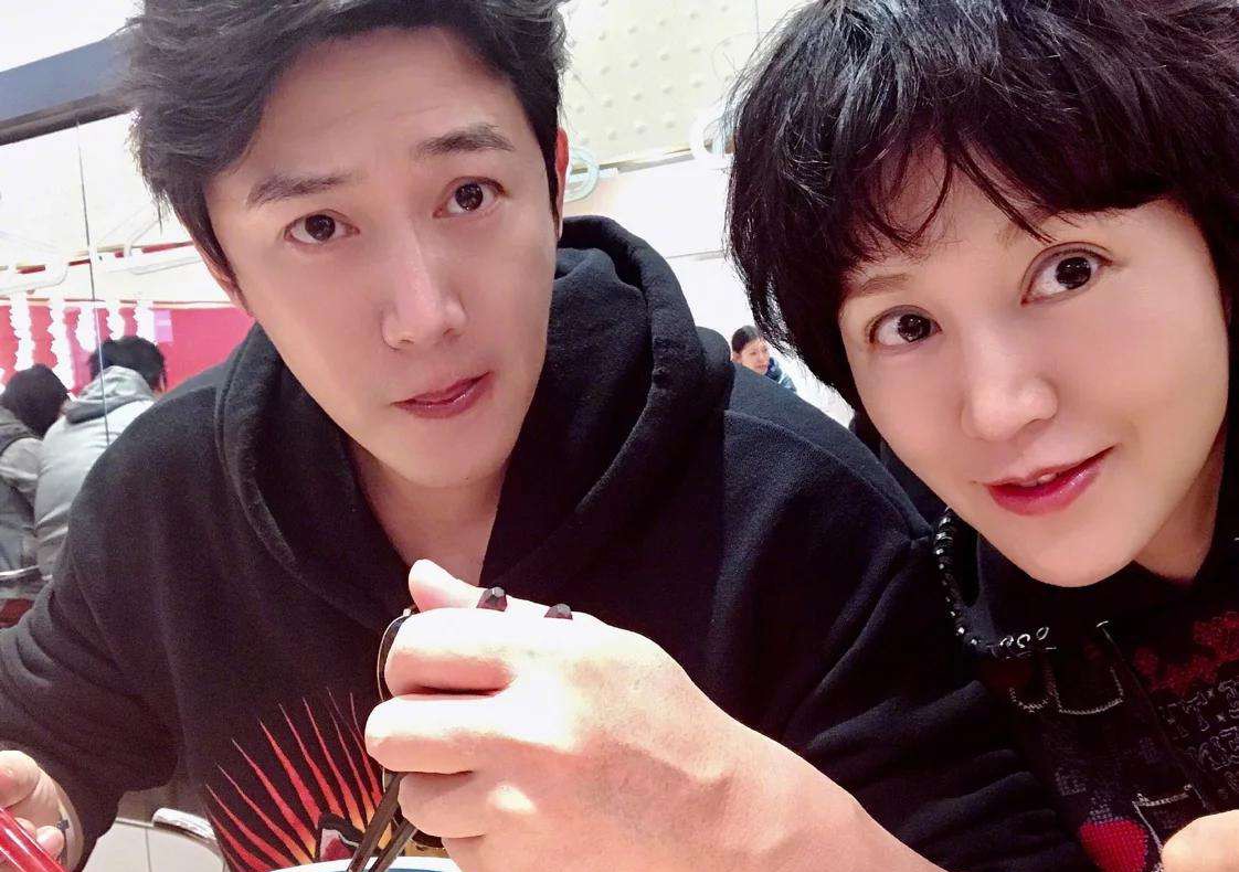 6位娱圈明星夫妻，从校服到婚纱，个个娶初恋，在一起最长40年