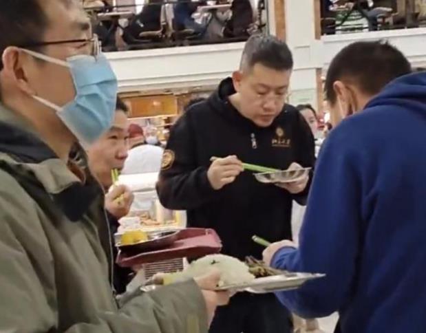 北大食堂偷拍照流出，师生的“反常”行为，让普通学子为之羞愧
