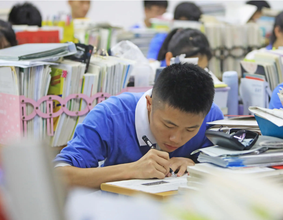 在中国考上“一本”意味着什么？家长感慨：高考真的可以改变人生