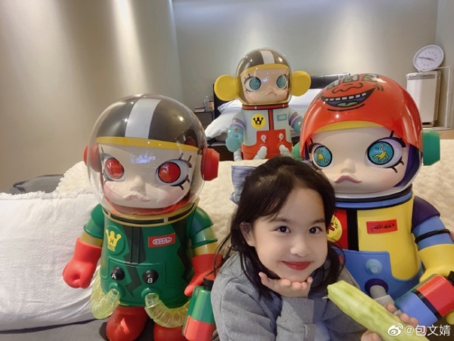 包文婧晒女儿近照，饺子涂口红托腮甜笑，颜值变化大越长越漂亮