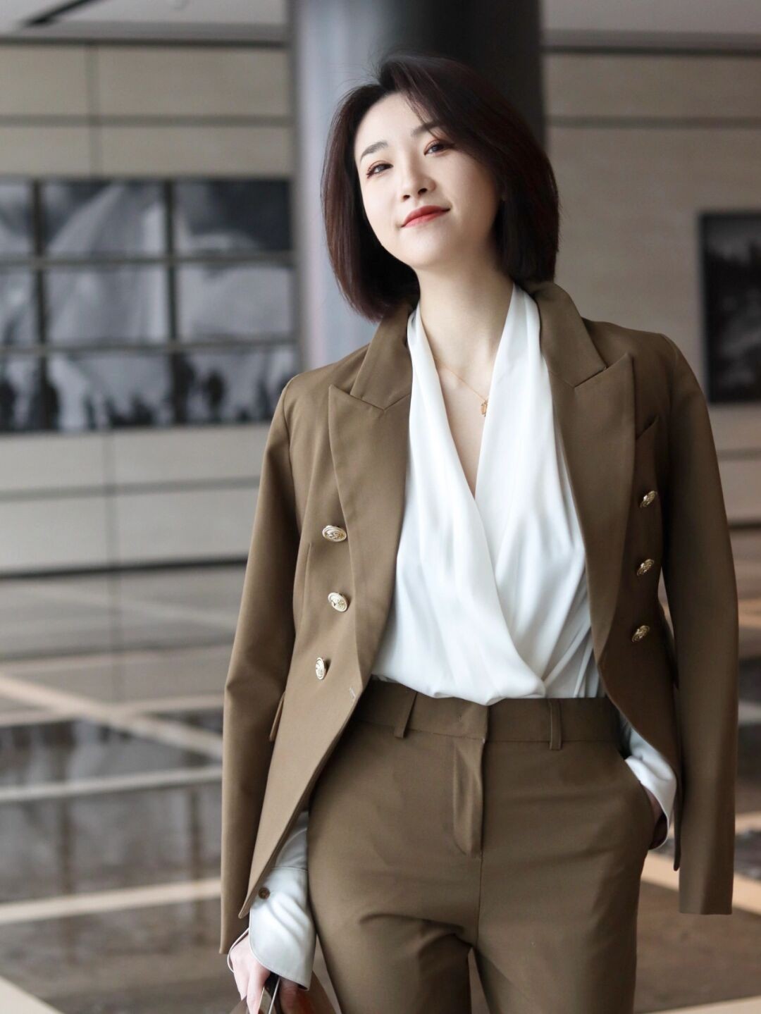 中年女人穿裤子(中年女人穿什么裤子)
