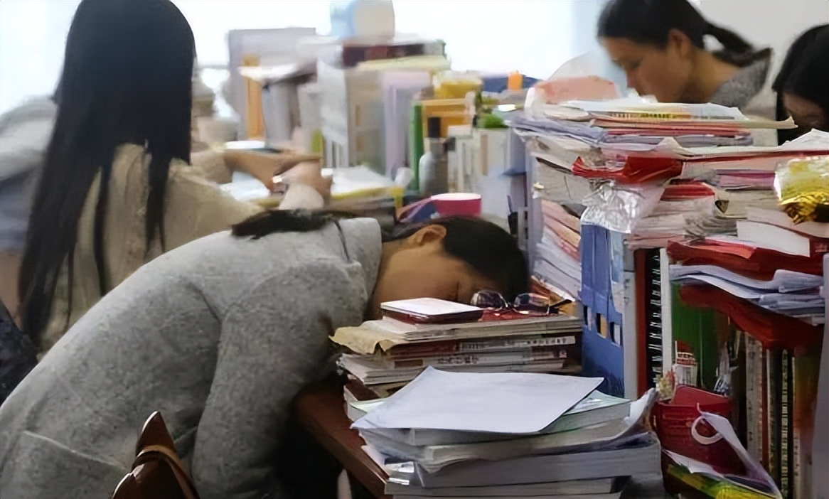 研究生公开“学费清单”，看到真实金额后，农村家长红了眼眶