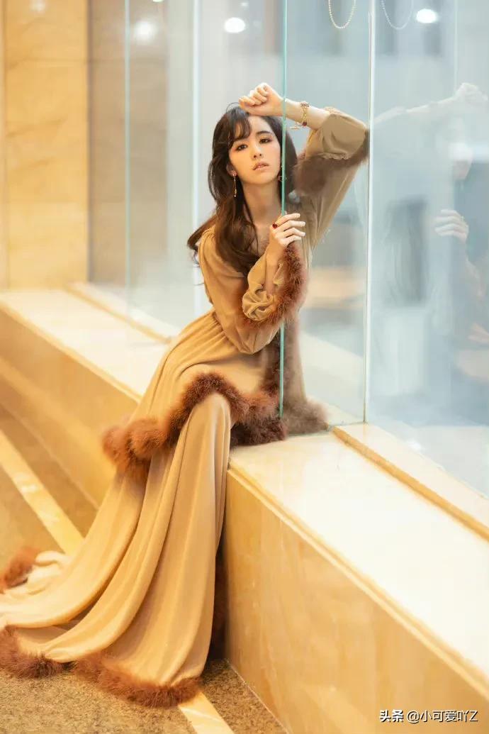 陈都灵，烟熏妆配咖啡色长裙，复古迷人